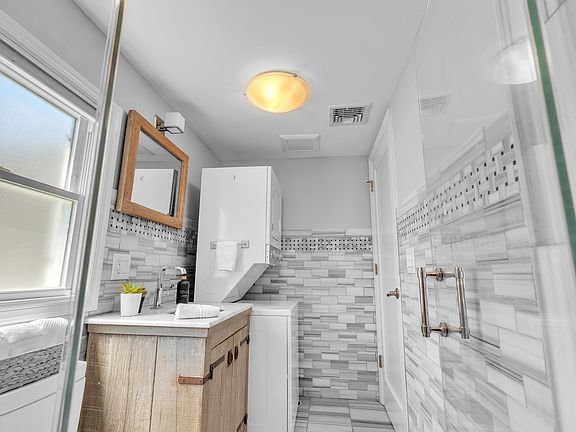 5th image of 1822 Parkway #1