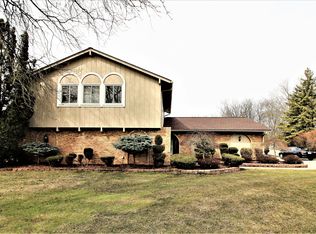 33440 Old Timber Rd, Farmington Hills, MI 48331