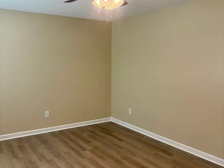 1039 N Lakeshore Dr — Photo 2