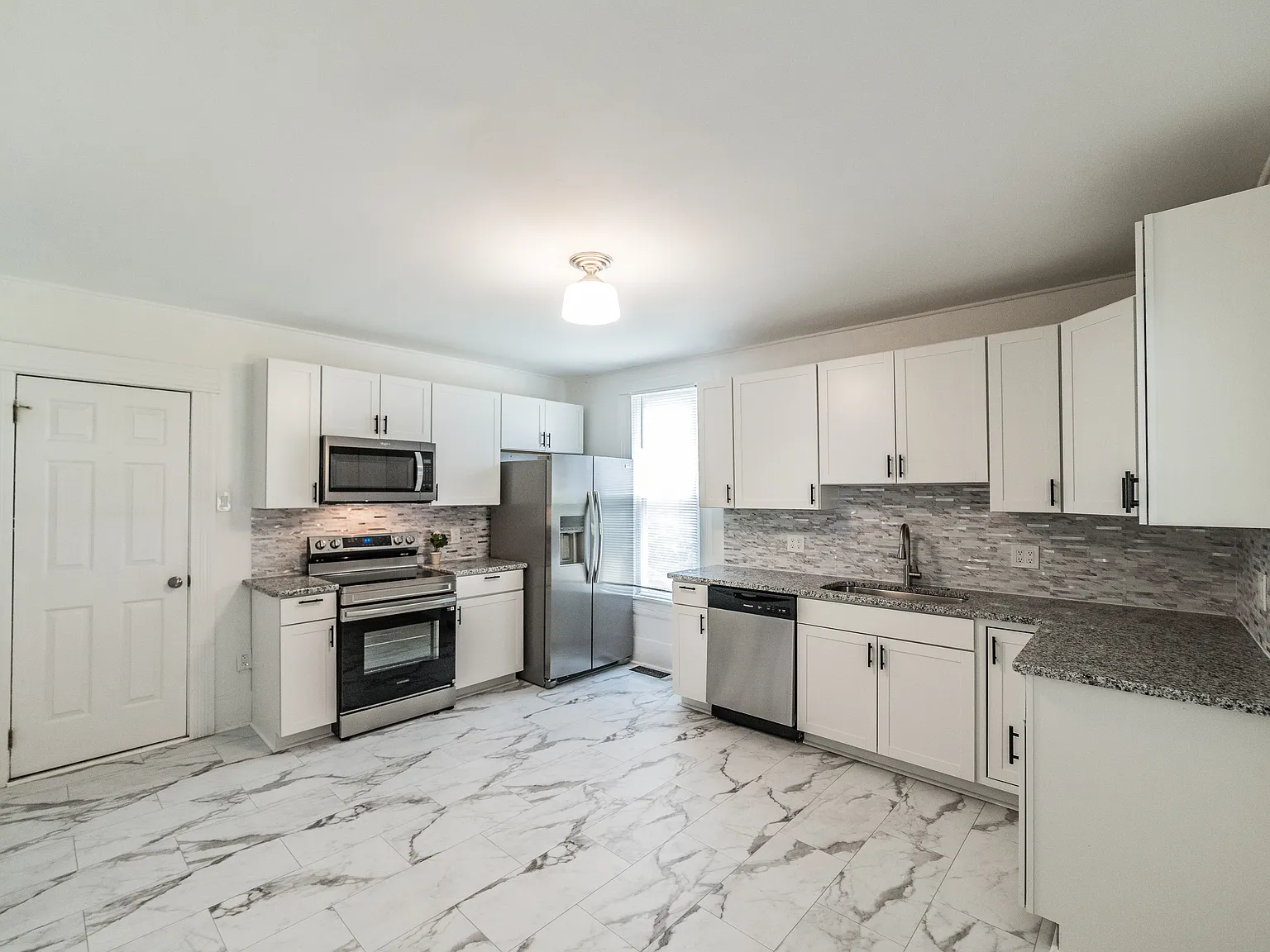 610 E McClellan St — Photo 2