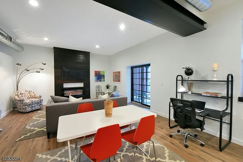 2 bed, 2.0 bath, 1350 sqft, $3,500 — Photo 2