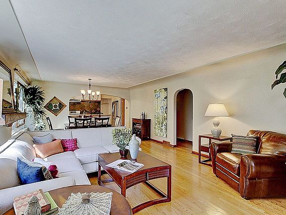 5th image of 3865 N Lowell Blvd
