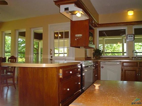 4th image of 2272 Royal Dr E