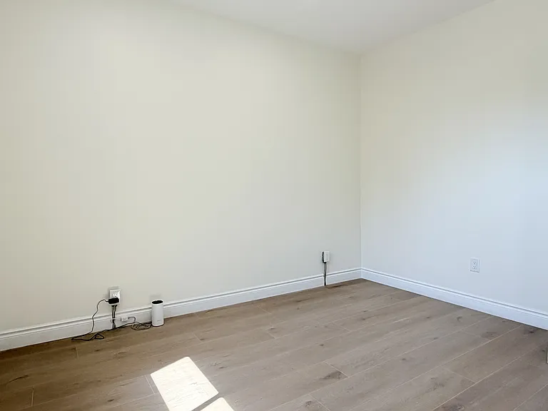 691 Ouellette Ave #4 — Photo 11