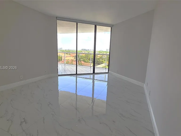 3610 Yacht Club Dr #615 — Photo 2