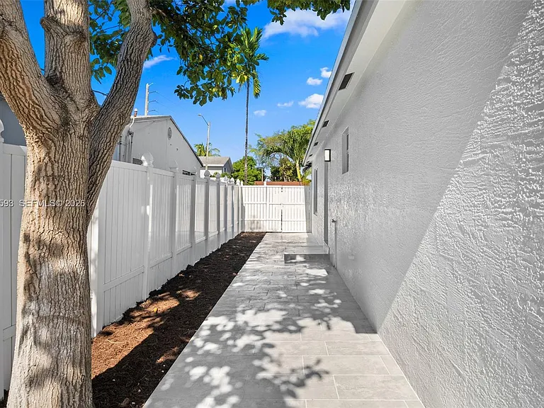253 SW 4th St — Photo 26