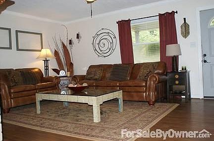 Another view of the living room
						:
						Another view of the living room