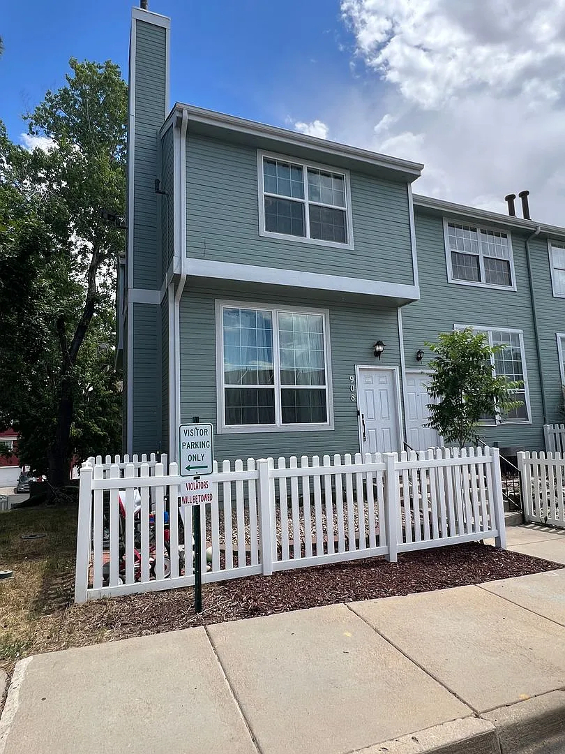 Spacious 4BD/3BA Updated Townhome w/ Private Backyard in Denver, CO- Available 8/5/26! — Photo 2