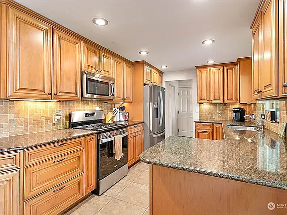21235 Plaza Dr — Photo 7