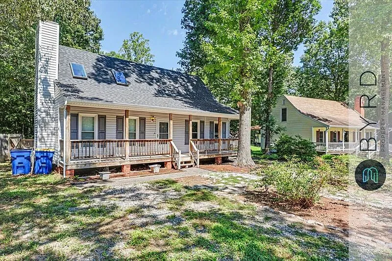 3 bed, 2.0 bath, 1426 sqft, $2,200 — Photo 2