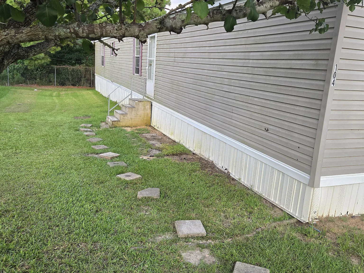3 bed, $1,200 — Photo 1