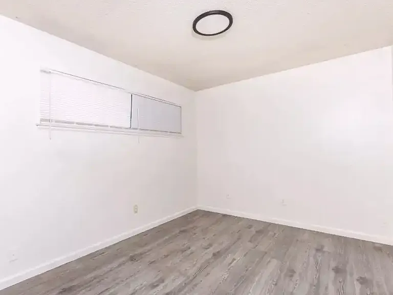 Chateau Villa Apartments — Photo 8