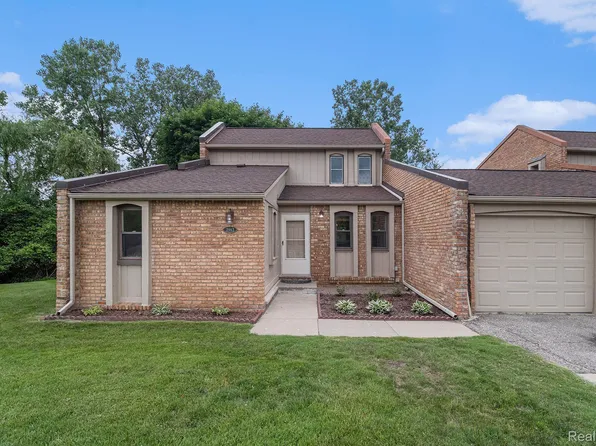 2912 Moon Lake Dr, West Bloomfield, MI 48323