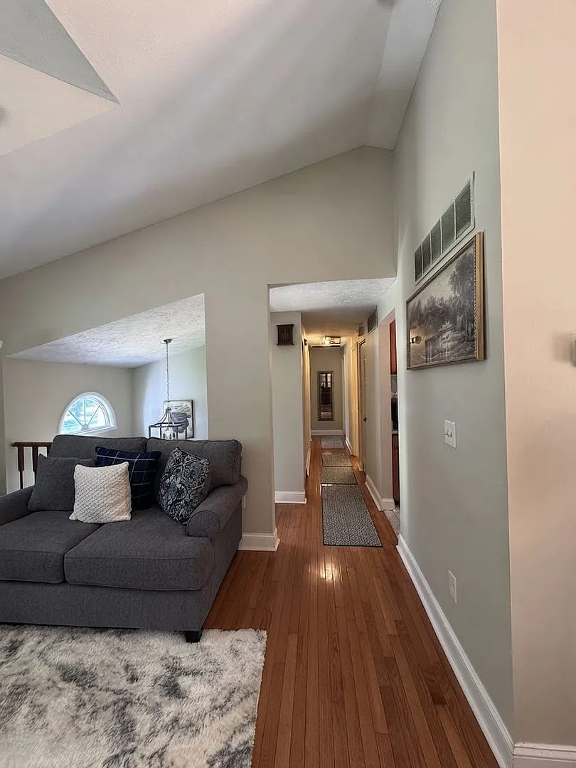 Beautifully furnished 2-bedroom, 2-bathroom single-family residence in the Oak Springs Silver Spring — Photo 3
