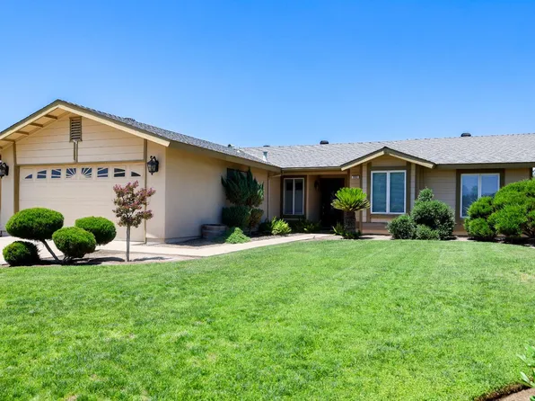 902 Lakewood Dr, Hanford, CA 93230