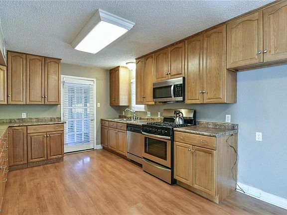 5th image of 2403 Westwood Dr