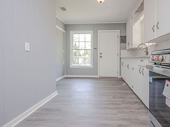 3rd image of 1002 Tom Temple Dr