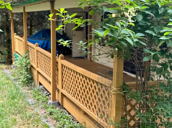 68 Yogi Blvd, Hawley, PA 18428