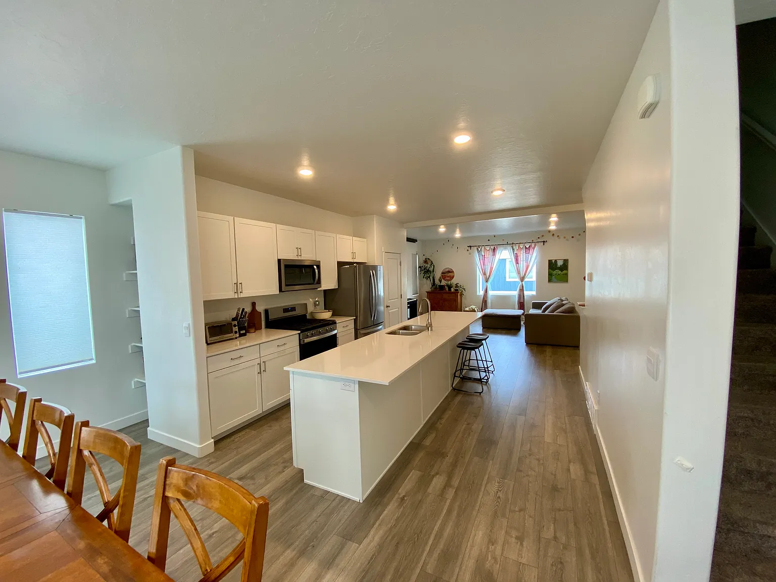 4 bed, 2054 sqft, $2,375 — Photo 3