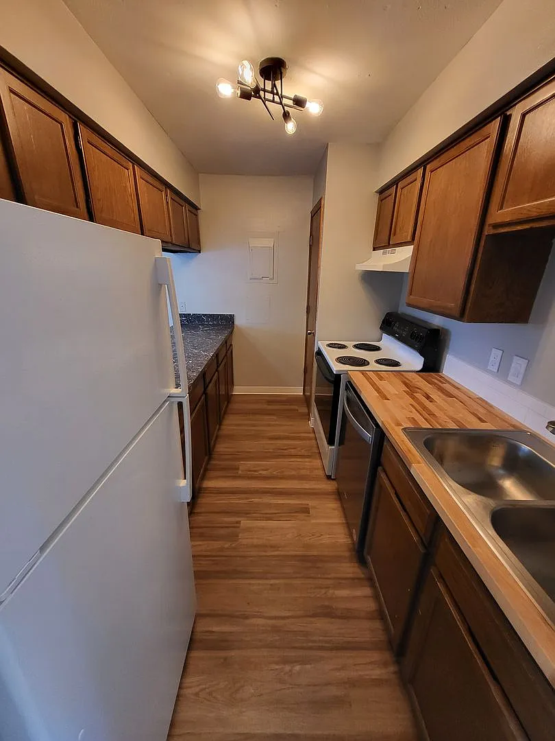 Bright, Spacious & Beautifully UpdatedAvailable August 10th!! — Photo 4