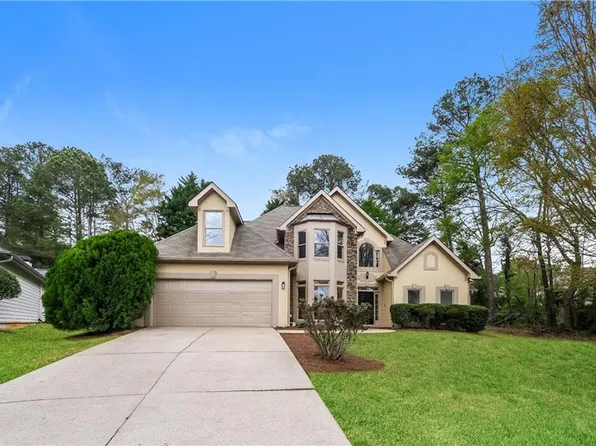 566 Shadow Oaks Dr, Stone Mountain, GA 30087