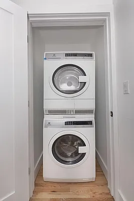 Rented by Max Apt LLC | media 9