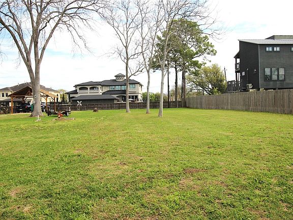 2nd image of 413 Lakeside Dr