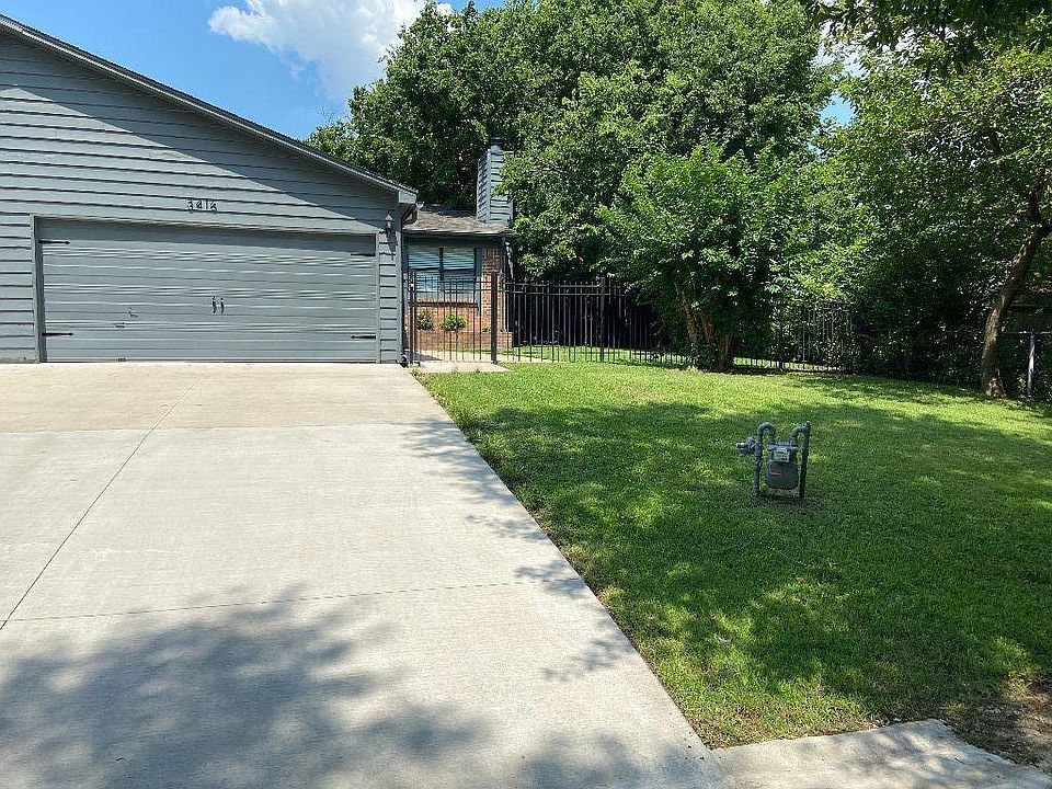 Fantastic corner duplex For Lease!