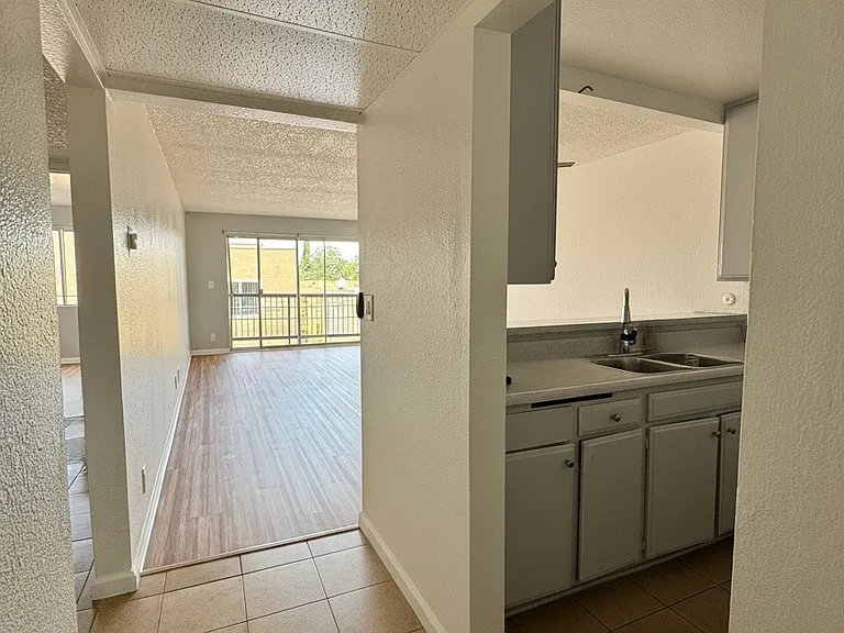 BERENDO APARTMENTS — Photo 26