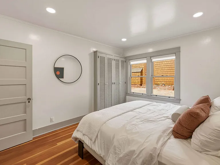 1808 The Strand — Photo 13