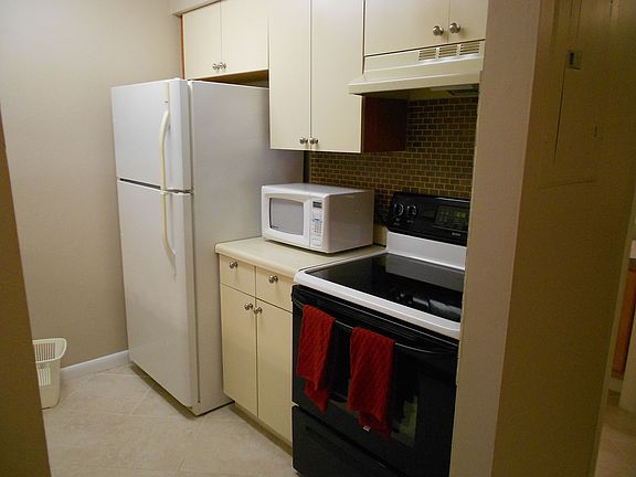 KITCHEN - FRIDGE & OVEN