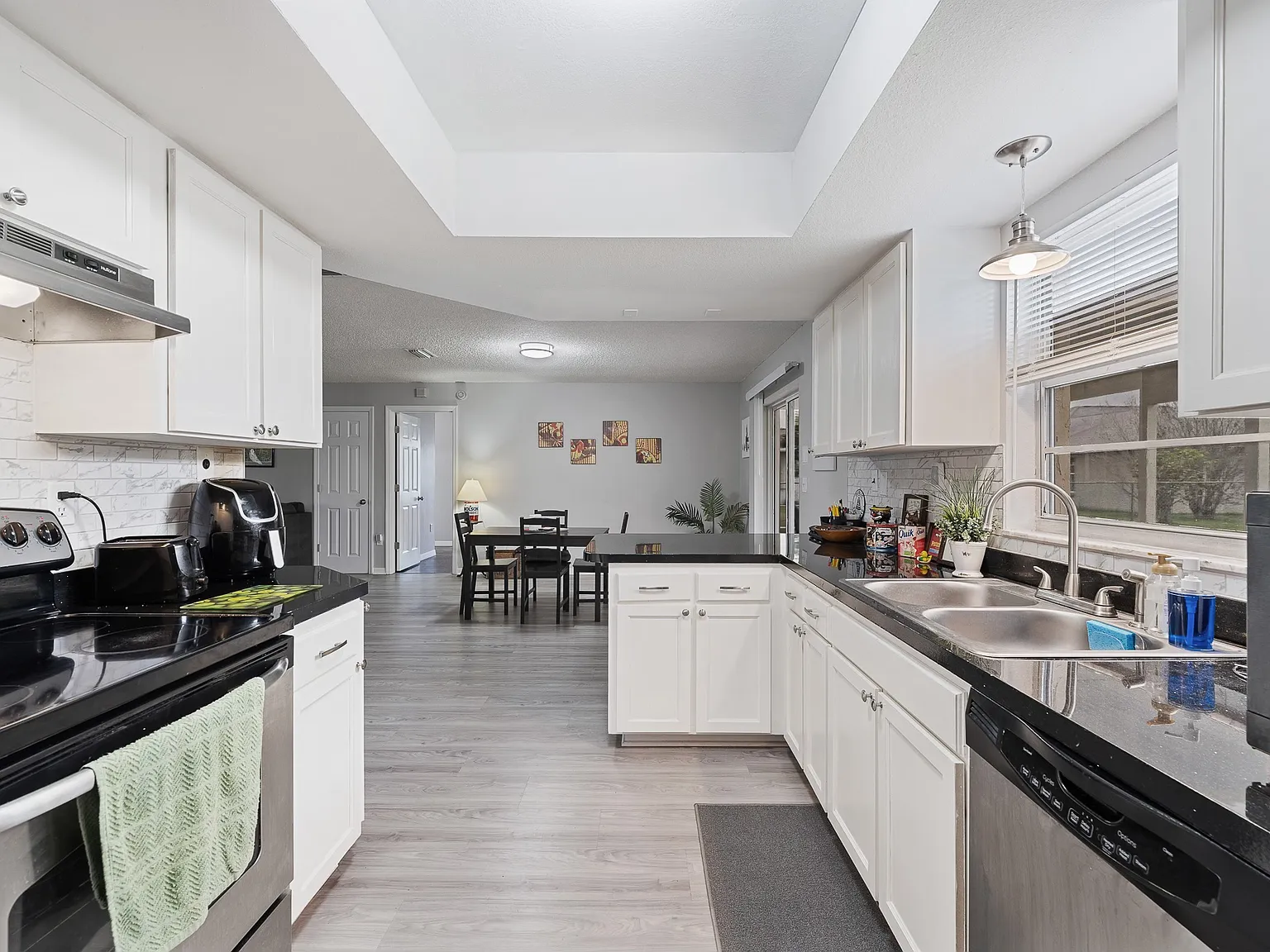 2 bed, 1354 sqft, $2,200 — Photo 4