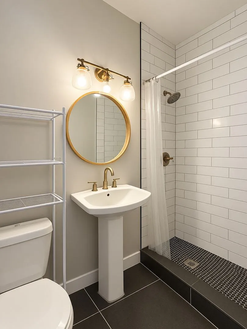Spacious Two Bedroom + Den Home in West Powelton! — Photo 4