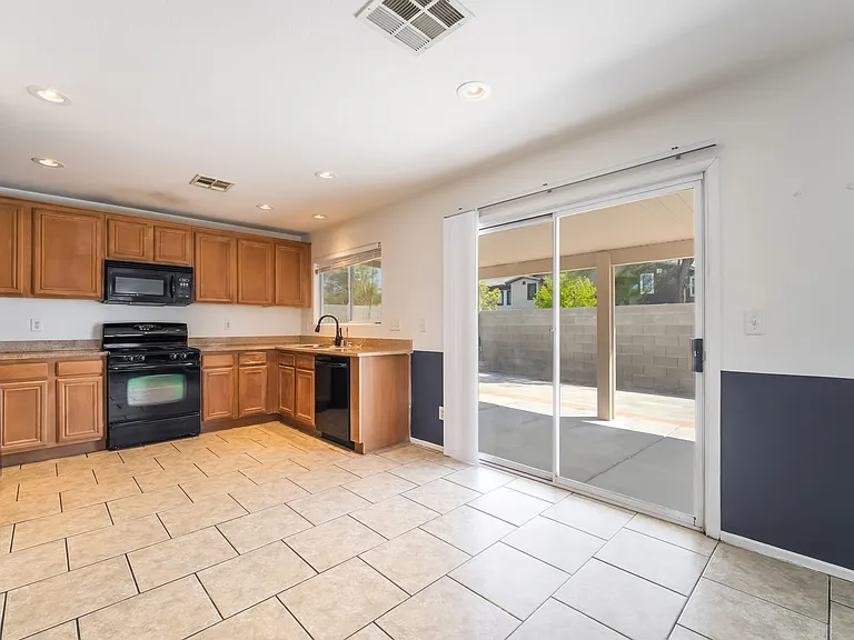325 Silverado Pines Ave — Photo 5