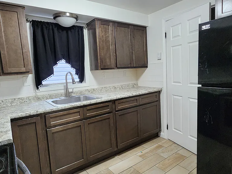 595 Orange St — Photo 5