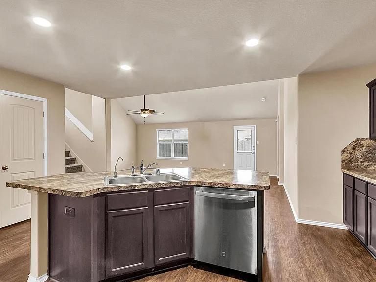 2119 Treasure Mountain Dr — Photo 9