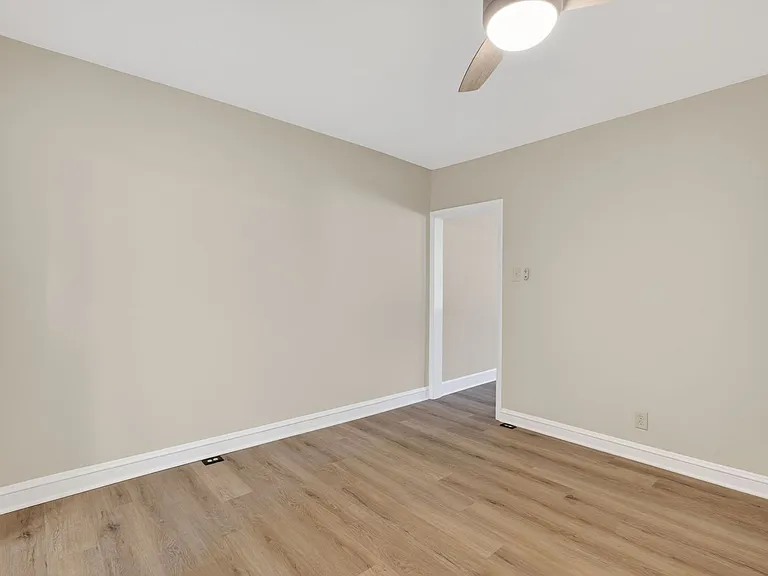 733 Center St — Photo 8