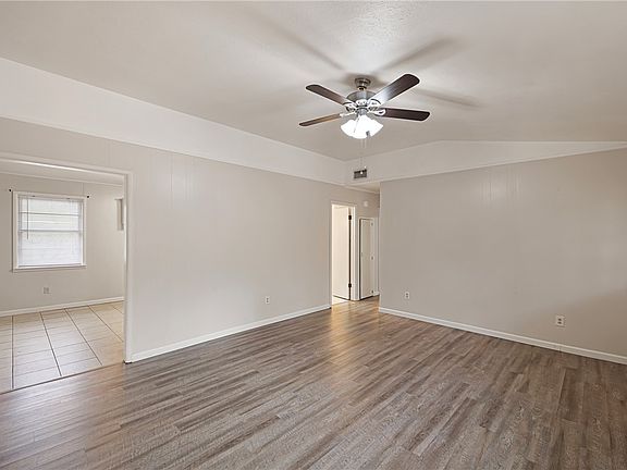 3rd image of 821 Parker Rd