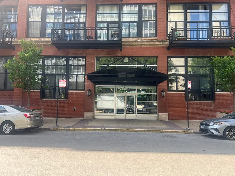521 W Superior St #132 — Photo 2