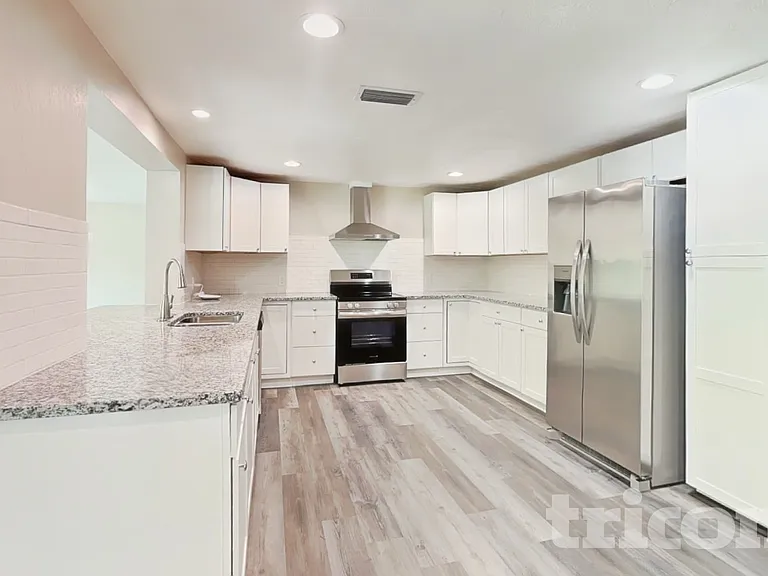 7330 Cass Cir — Photo 5
