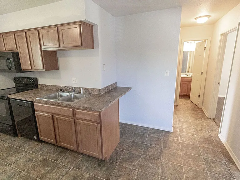 1015 W Ash St — Photo 8
