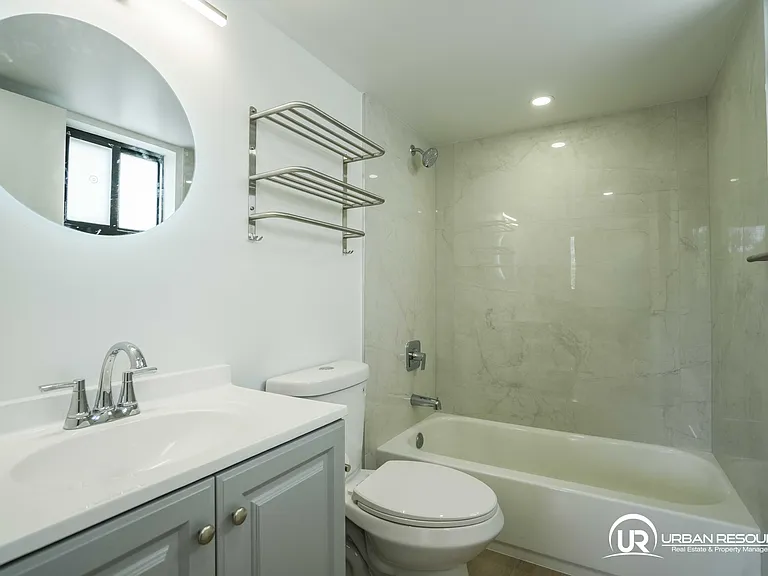 6960 Rue Vendome #201 — Photo 12
