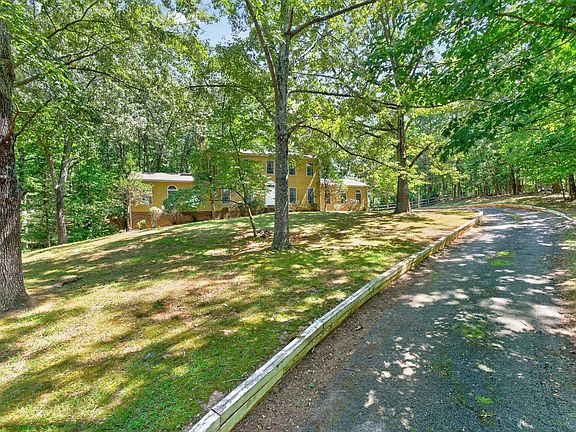 3rd image of 305 Grassmere Rd