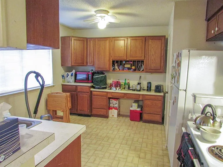 600 Normal Park Dr #B — Photo 4