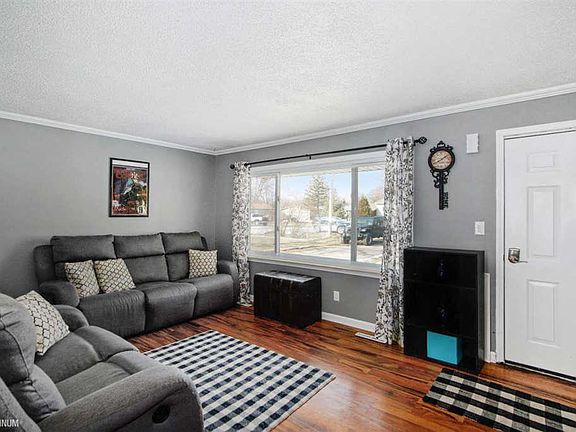3rd image of 6032 Beacon Hill St