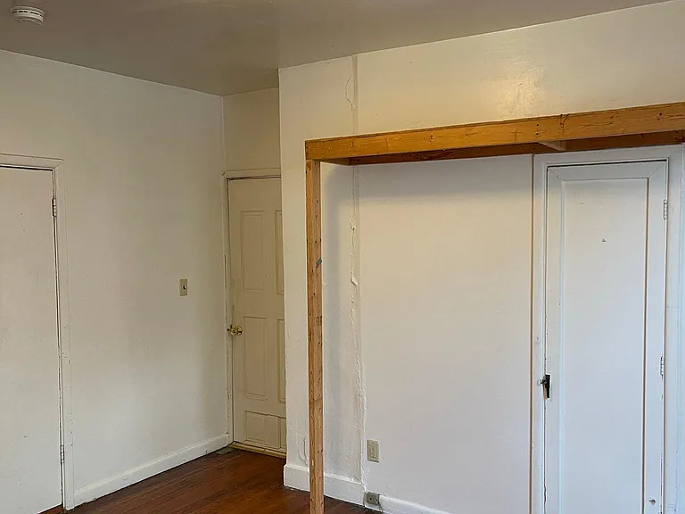 816 E Market St #A — Photo 11