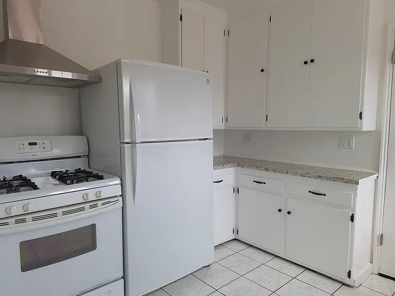 11256 Victory Blvd — Photo 10