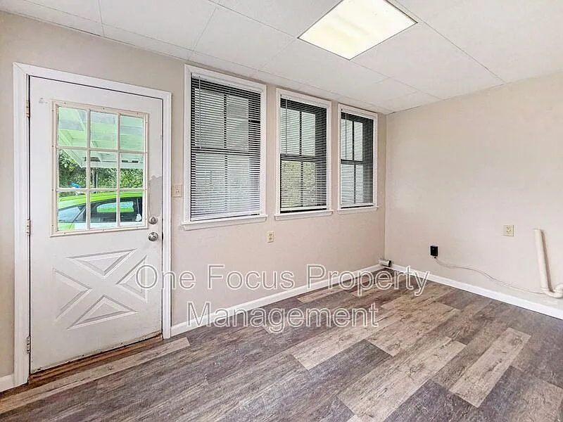 3 bed, 1.0 bath, $1,195 — Photo 3