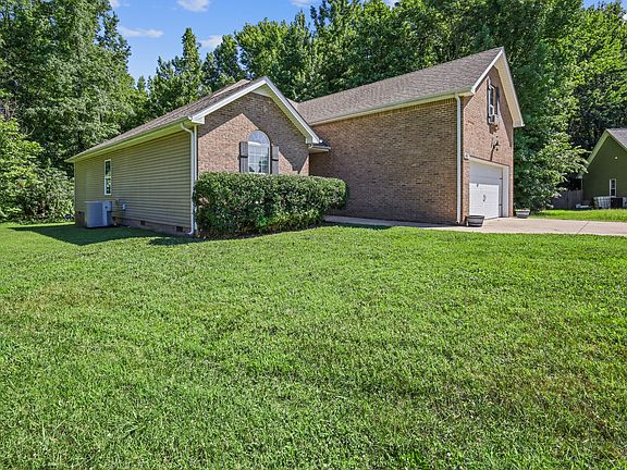 3rd image of 401 Piney Dr
