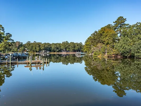 6 Tuckahoe Dr, Kilmarnock, VA 22482